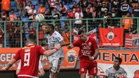 Persija yang tertinggal berusaha bangkit.