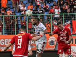 Persija yang tertinggal berusaha bangkit.
