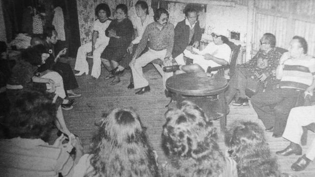 Selain Teguh, Asmuni terkadang memberikan penuangan kepada pelawak sebelum tampil.