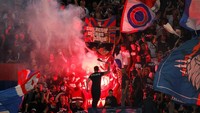 Pendukung PSG menyalakan flare. REUTERS/Charles Platiau.