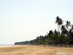 Nyantai di Pantai Tanjung Jumlai, Serasa Milik Pribadi!