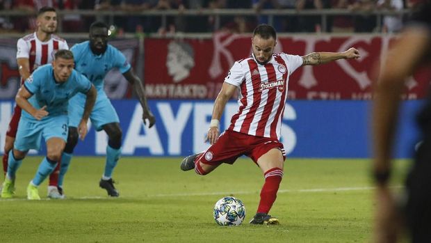 Mathieu Valbuena menyamakan kedudukan lewat tendangan penalti.