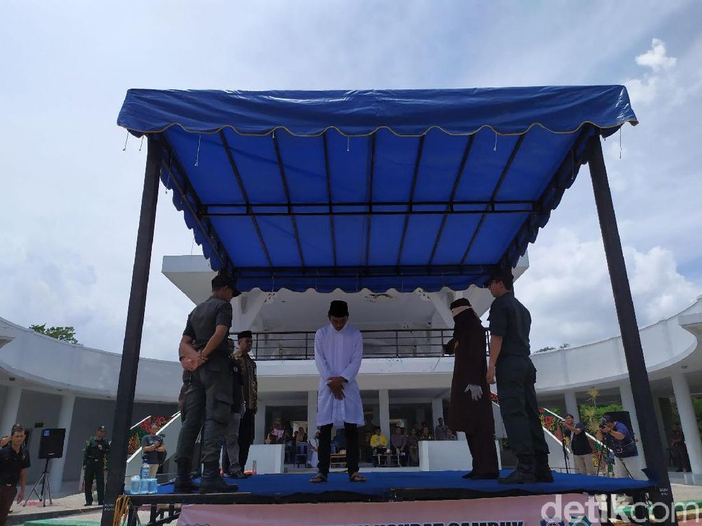 3 Pasangan Mesum di Banda Aceh Dicambuk di Lokasi Wisata 3 Pasangan Mesum di Banda Aceh Dicambuk di Lokasi Wisata