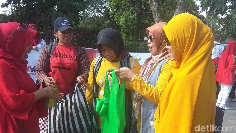 Kampanye anti kantong plastik di Candi Borobudur (Eko Susanto/detikcom) Kampanye anti kantong plastik di Candi Borobudur (Eko Susanto/detikcom)