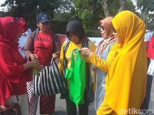 Candi Borobudur Perangi Kantong Plastik