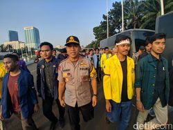 Didampingi Polisi, Mahasiswa Tolak Revisi RKUHP-UU KPK Temui DPR