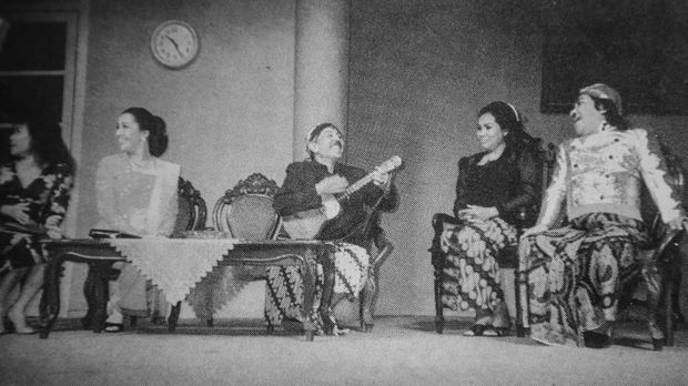 Aneka Ria Srimulat tetap tampil walau sudah koleps, kala itu mereka kerap mengundang pelawak lain dari luar untuk menarik penonton.