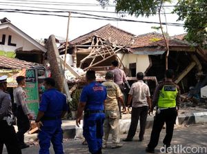 Diduga Rem Blong, Truk Tabrak Mobil Lalu Seruduk Bengkel di Sukabumi