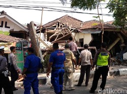 Diduga Rem Blong, Truk Tabrak Mobil Lalu Seruduk Bengkel di Sukabumi