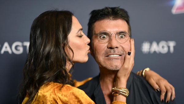 Meme-able! Ekspresi Lucu Simon Cowell saat Dicium Istri