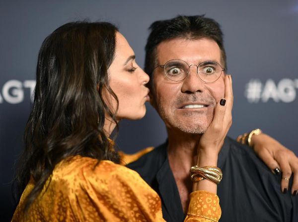 Meme-able! Ekspresi Lucu Simon Cowell saat Dicium Istri