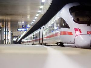 Angin Topan, Ratusan Penumpang Kereta Jerman Terpaksa Menginap di Gerbong