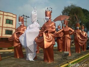 Kecewa Karena Asap, Ikon Kota Jambi Dipasangi Masker