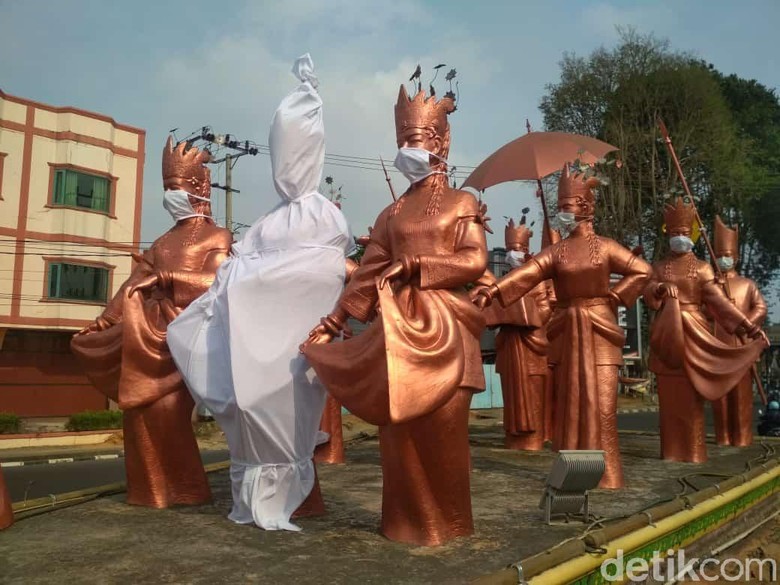 Kecewa Karena Asap, Ikon Kota Jambi Dipasangi Masker