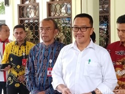 Setelah Jadi Tersangka, Menpora Imam Ngantor, Salat Zuhur, dan Temui Pegawai