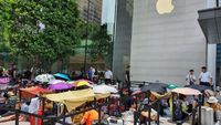 Panas Terik Tak Halangi Apple Fanboy Antre iPhone 11