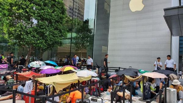 Panas Terik Tak Halangi Apple Fanboy Antre iPhone 11