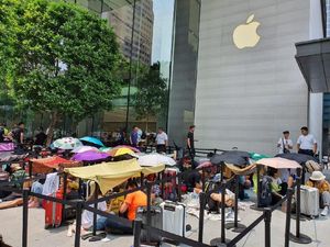 Panas Terik Tak Halangi Apple Fanboy Antre iPhone 11