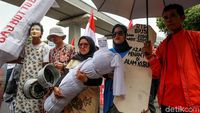 Aksi Teatrikal Ramaikan Demo di Depan Gedung Kemenkes