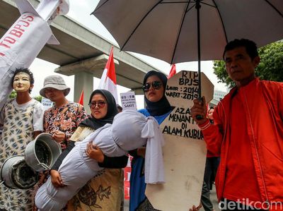 Aksi Teatrikal Ramaikan Demo di Depan Gedung Kemenkes