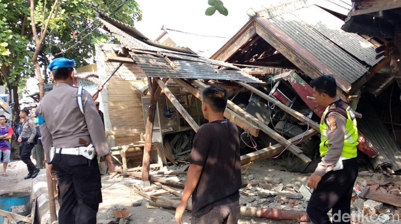 Truk Tabrak Mobil dan Seruduk Bengkel di Sukabumi, 3 Orang Luka Truk Tabrak Mobil dan Seruduk Bengkel di Sukabumi, 3 Orang Luka