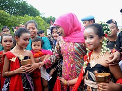 Hadiri Festival Seni Keagamaan Hindu, Ini Pesan Gubernur Khofifah