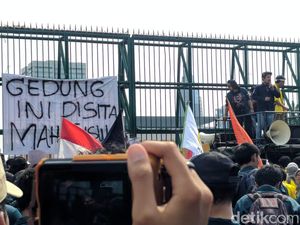 Protes Revisi UU KPK dan RUU KUHP, Mahasiswa Sita Gedung DPR Protes Revisi UU KPK dan RUU KUHP, Mahasiswa Sita Gedung DPR