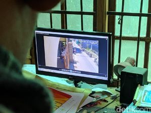 Aksi Emak-emak Rampas Perhiasan Bocah SD di Mojokerto Terekam CCTV