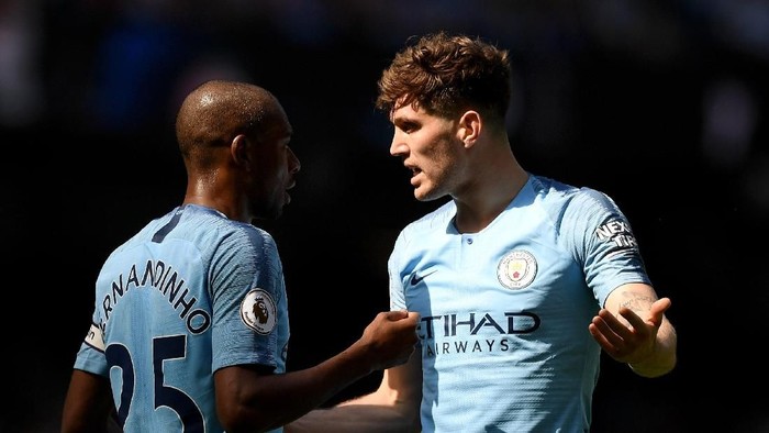 MANCHESTER, ENGLAND - APRIL 20:  John Stones talks to teammate Fernandinho of Manchester City during the Premier League match between Manchester City and Tottenham Hotspur at Etihad Stadium on April 20, 2019 in Manchester, United Kingdom. (Photo by Shaun Botterill/Getty Images)