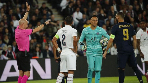 Gol Karim Benzema di babak kedua dianulir wasit.