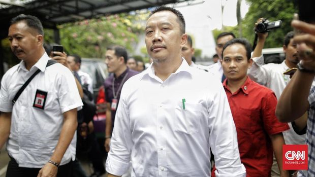 Imam Nahrawi (kanan) langsung salat di Masjid Muwahidin usai tiba di kantor Kemenpora RI. (