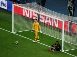 Thibaut Courtois harus tiga kali memungut bola dari dalam gawangnya. REUTERS/Gonzalo Fuentes.