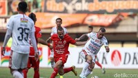 Bali United terus menggepur pertahanan Persija.