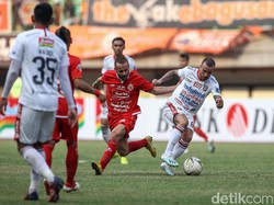 Bali United terus menggepur pertahanan Persija.