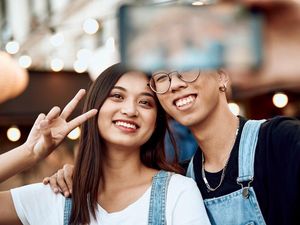 Alasan Pose Pria Selalu Sama dan Pelit Senyum saat Selfie Alasan Pose Pria Selalu Sama dan Pelit Senyum saat Selfie