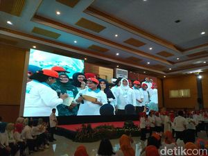 Iriana Jokowi Bagi-bagi Sepeda Sembari Edukasi Sampah Plastik Iriana Jokowi Bagi-bagi Sepeda Sembari Edukasi Sampah Plastik