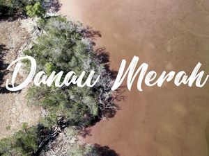 Cantiknya Danau Merah yang Diselimuti Kisah Kelam Cantiknya Danau Merah yang Diselimuti Kisah Kelam
