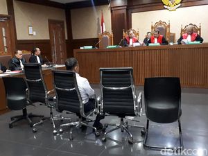 Habil Marati Didakwa Kepemilikan Senpi Ilegal dan Peluru Tajam Habil Marati Didakwa Kepemilikan Senpi Ilegal dan Peluru Tajam
