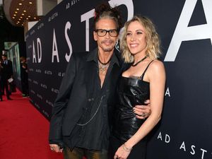 Jangan Iri! Steven Tyler Cium Pacarnya yang 41 Tahun Lebih Muda Jangan Iri! Steven Tyler Cium Pacarnya yang 41 Tahun Lebih Muda