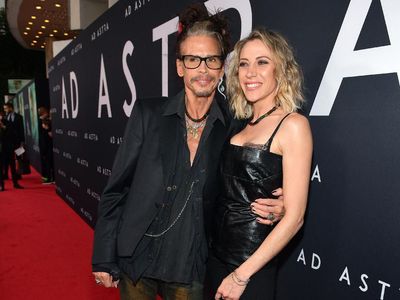 Jangan Iri! Steven Tyler Cium Pacarnya yang 41 Tahun Lebih Muda