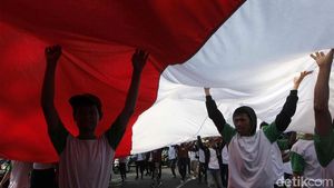 Potret Aksi Membentangkan Bendera Merah Putih Raksasa di Depan Istana
