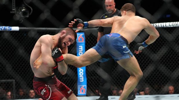 NEW YORK, NY - APRIL 07: Khabib Nurmagomedov (L) attempts a takedown on Al Iaquinta (R) during their UFC lightweight championship bout at UFC 223 at Barclays Center on April 7, 2018 in New York City. Ed Mulholland/Getty Images/AFP