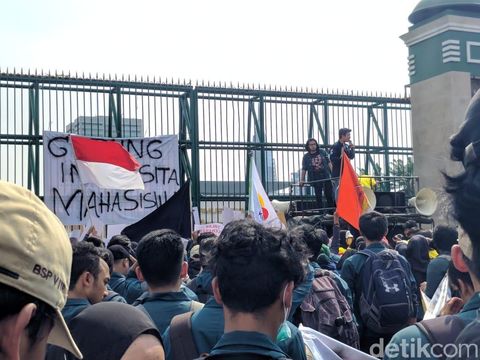 Tolak RUU KUHP-Revisi UU KPK, Mahasiswa Demo DPR