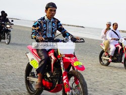 Mahirnya Ustaz Abdul Somad Geber Motor Bebek hingga Trail
