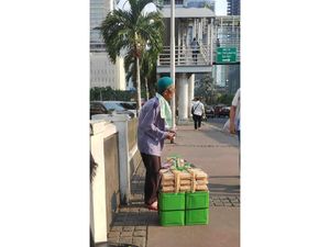 5 Orang Kakek yang Gigih Jual Makanan Meskipun Renta