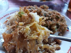 Video: Nasi Rames Lauk Kompet di Warung Pojok Mbak Yun