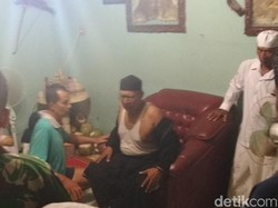 Selesai Tapa Pendhem, Rumah Mbah Pani Didatangi Warga