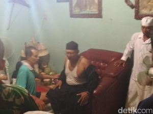 Selesai Tapa Pendhem, Rumah Mbah Pani Didatangi Warga Selesai Tapa Pendhem, Rumah Mbah Pani Didatangi Warga