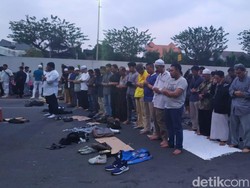 Massa Tolak RUU KPK Salat Magrib Berjemaah di Depan Gedung DPR