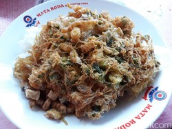 Warung Pojok Mbak Yuni: Renyahnya Telur Dadar Keriting Rp 3.000 yang Selalu Diantre